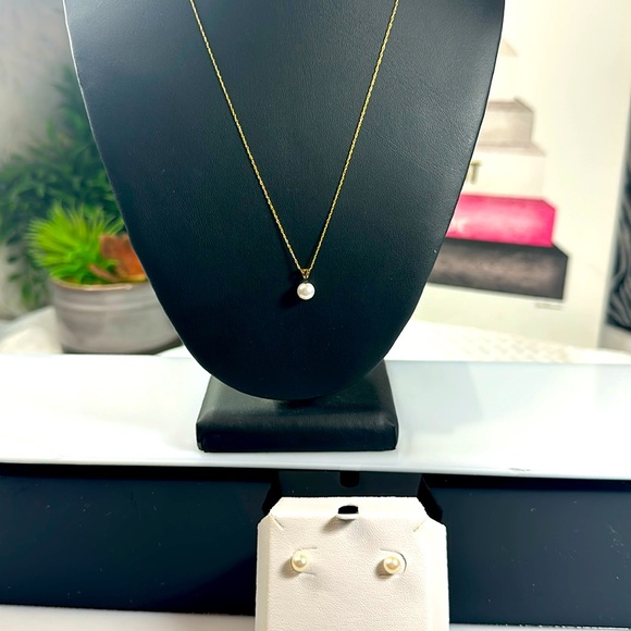 14KT Gold Akoya Pearls Necklace & Pearl Earrings Set - Picture 3 of 11